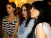 7-jovenes-disfrutando-de-la-exposicion