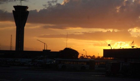 Atardecer desde el aeropuerto de La Habana. Foto: Caridad