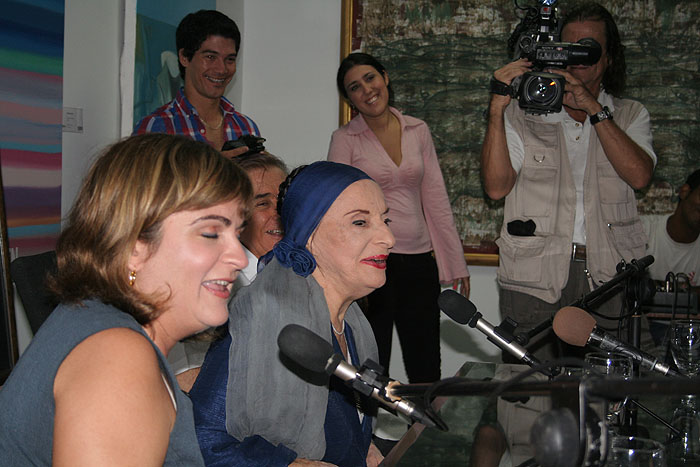 Alicia Alonso con jovenes cubanos.