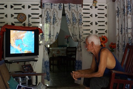 Mirando las noticias desde La Habana.  Photo: Caridad