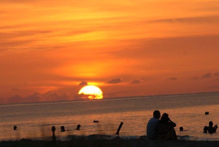Havana beach sunset.  Photo: Caridad