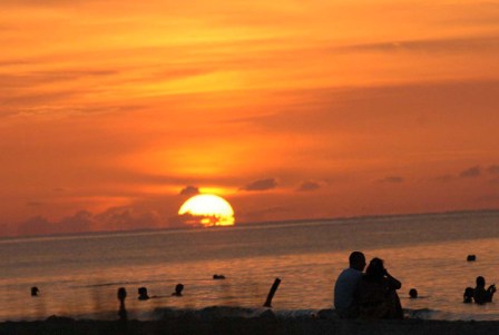 Havana beach sunset. Photo: Caridad Havana beach sunset. Photo: Caridad