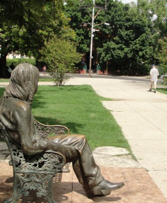 El parque John Lennon en La Habana. Photo: Elio Delgado