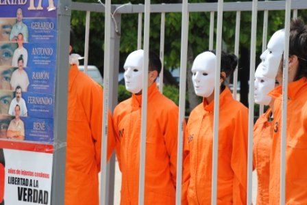 Cinco jóvenes representaron a los prisioneros cubanos .