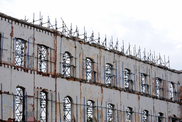 Edificío esperando ser restaurado. Foto: Ihosvanny