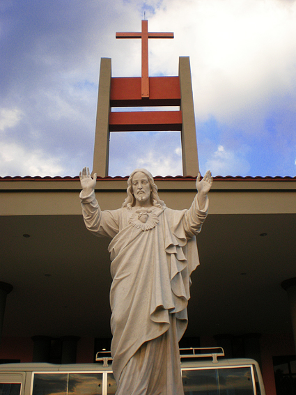 Una estatua de Jesucristo da la bienvenida.