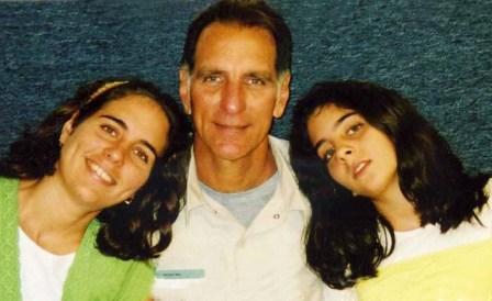 Rene Gonzalez con sus dos hijas Ivette y Irmita. Federal Correctional Institution, Marianna, Florida 2008.