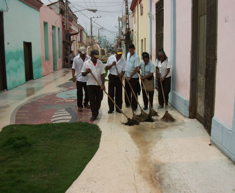 Cubanos trabajando. Foto: Franco Alberto Sanngles Fonseca