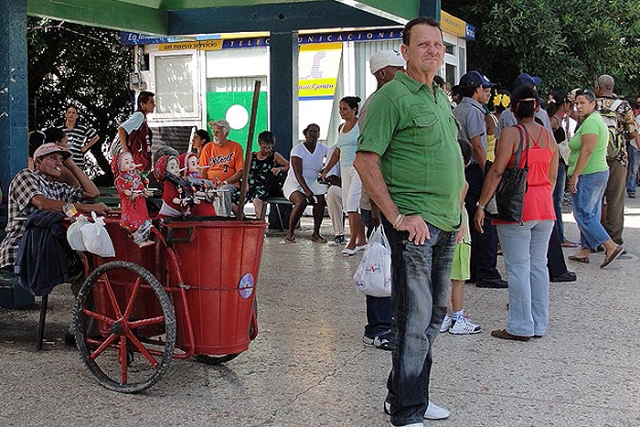 ¿Pero que sucede cuando no aparece el menudo (como se le llama a los centavos) y la moneda más pequeña que se puede encontrar es la de un peso?
