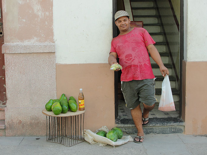 Vendedor en la puerta de su apartamento.