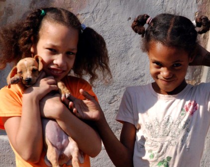 Niñas cubanas y sus perros.  Foto: Caridad