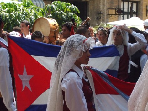 Bagpipes and tambourines in Old Havana