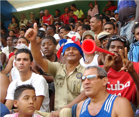 Fanáticos en el estadio Van Troi de Guantanamo.