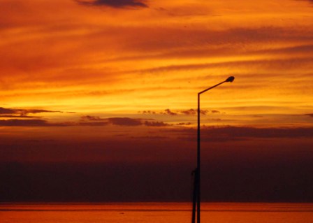 Puesta de sol en el malecón habanero, foto: Caridad Sunset on Havana’s Malecon seawall. Photo: Caridad