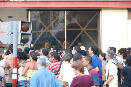 Una cuadra del cine. Foto: Caridad Una cuadra del cine. Foto: Caridad