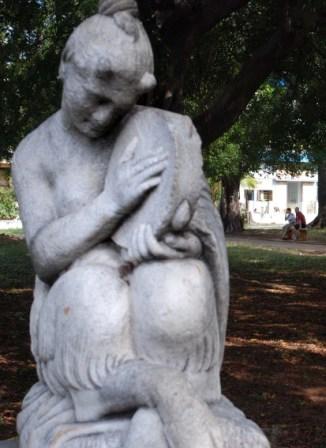 Escultura en un parque de La Habana. Foto: Caridad Parque en La Habana. Foto: Caridad