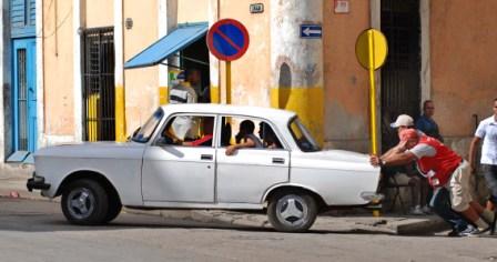 Moskovich en la Calle Zanja de La Habana. Foto: Caridad