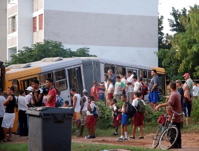 Metrobus en La Habana.  Foto: Caridad