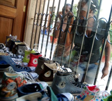 Zapatos deportivas en divisas. Foto: Caridad
