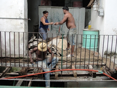 Doing construction work. Photo: Elio Delgado