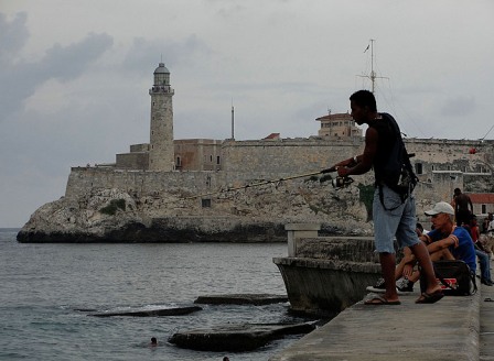 Pescando en el Malecón de La Habana.