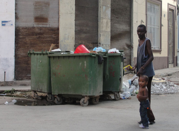 Hombre y niño en La Habana.