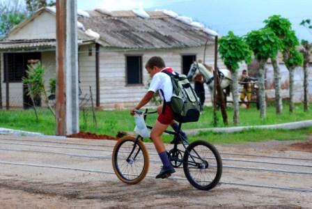 A la escuela en bicicleta.  Foto: Caridad