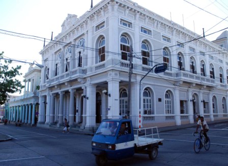 Edificio en Cienfuegos. Foto: Caridad