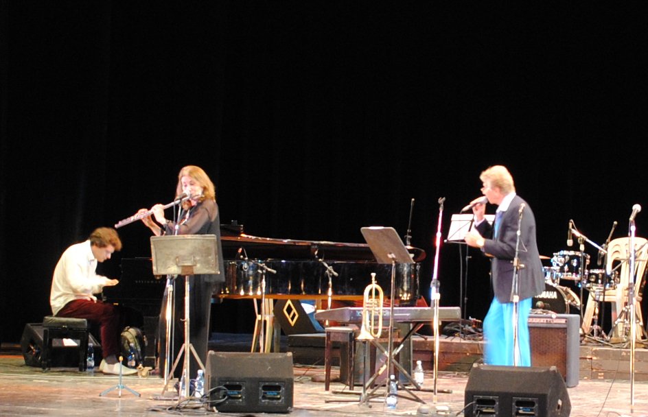 Flautista Andrea Brachfeld con Bobby Carcasses en el Jazz Plaza 2010.