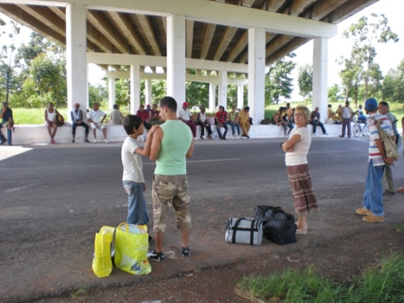 Cubans tratando de viajar. Foto: Isbel Díaz