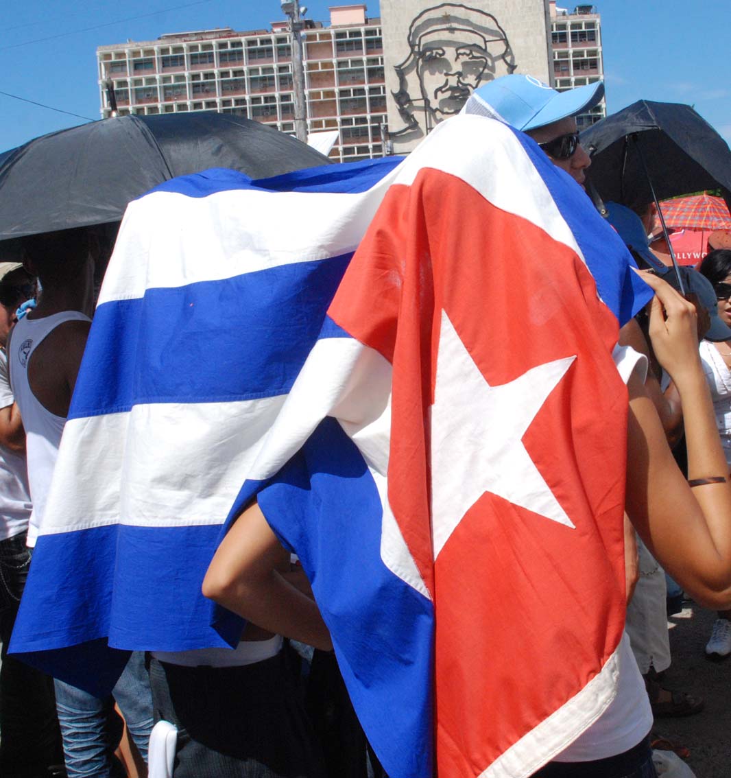 Escultura del Che y bandera cubana.