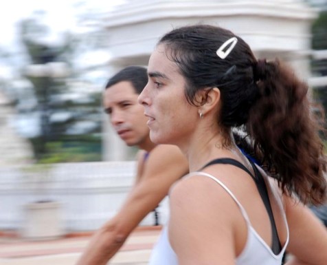 Corredora de maratón. Foto: Caridad