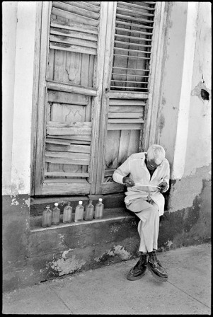 Lector en Trinidad, Cuba.  Foto: Paul Harris