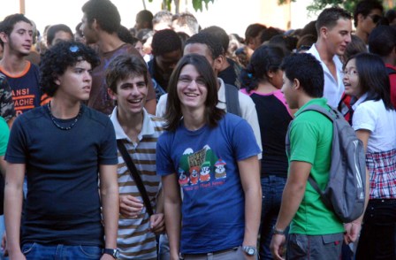 Estudiantes universitarios cubanos. Foto: Caridad Cuban university students. Photo: Caridad