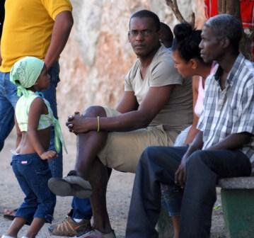 Muchos cubanos estan esperando.  Foto: Caridad
