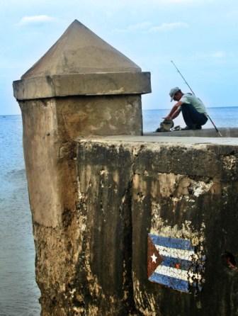 Pescando por el malecon habanera.  Foto: Caridad