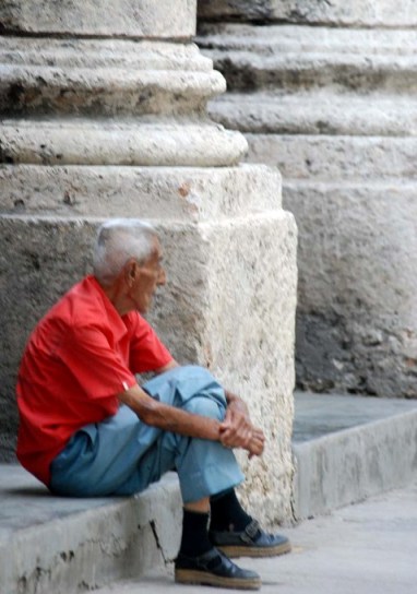 Esperando y esperando.  Photo: Caridad