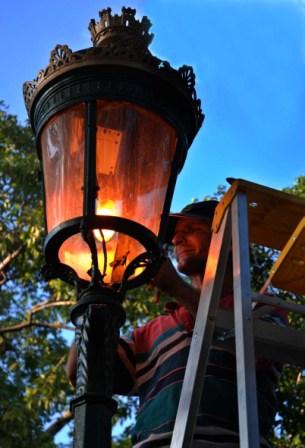 Farolero en la Habana Vieja - Foto: Caridad