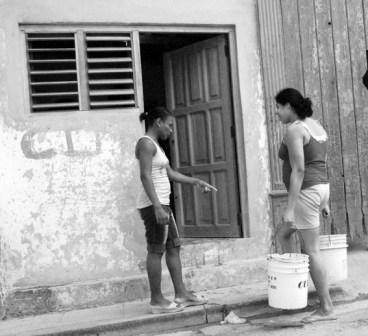 Jalando agua en La Habana.  Foto: Caridad
