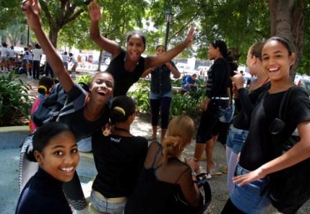 Estudiantes cubanas de secundaria. Foto: Caridad