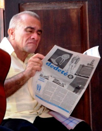 Lector de periodico en La Habana. Foto: Caridad