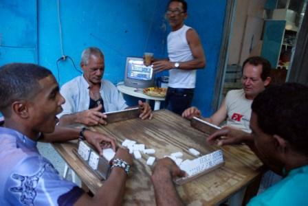 Jugando domino en La Habana.  Foto: Caridad 