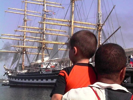 Buque escuela ruso en la bahía de la Habana Russian School-Ship Visits in Cuba