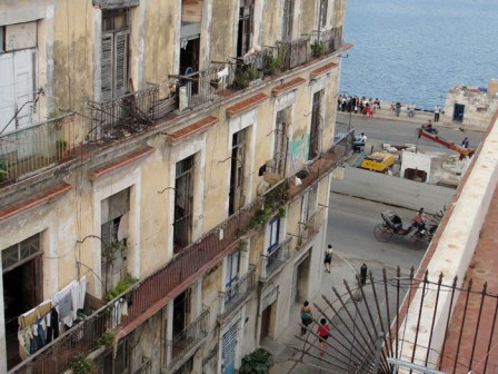 Edificío cerca el malecón de La Habana