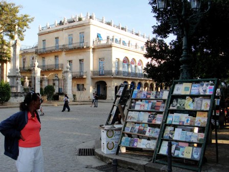 Vendedor de libros usados en La Habana Vieja.