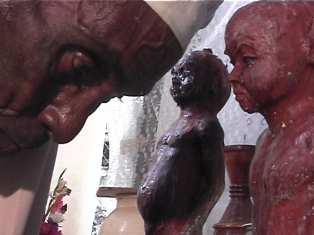La influencia de la religión cubana de origen africano es muy palpable.