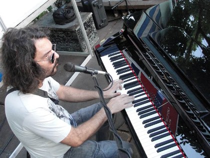Santiago Feliú en concierto.