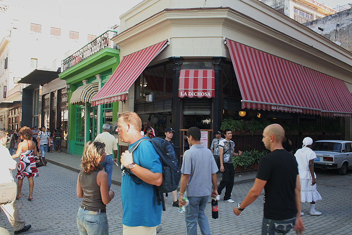 Foto de la Calle Obispo en La Habana Vieja por Elio Delgado.