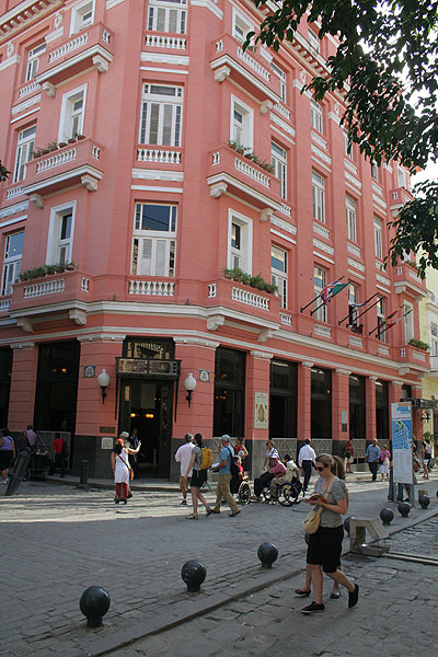 Foto en la Calle Obispo de La Habana Vieja por Elio Delgado.