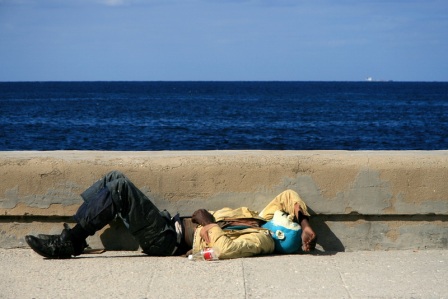 Dormiendo en el malecón. Foto: Marco Petrovic